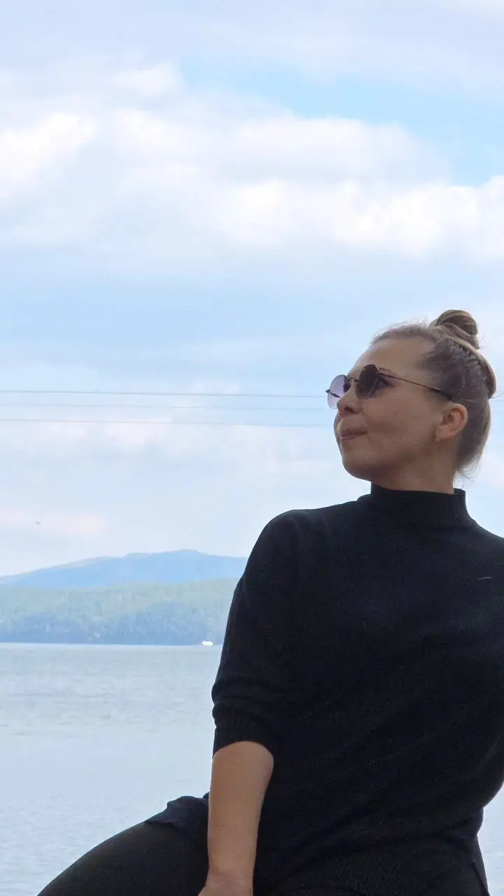 «Радость — это не всегда громкий смех. Иногда это тихое «ах» внутри, когда видишь, как луч заката ложится на стол. Это чувство: «я на своем месте». И это чувство стоит всех дорог обратно» | Сетка — социальная сеть от hh.ru