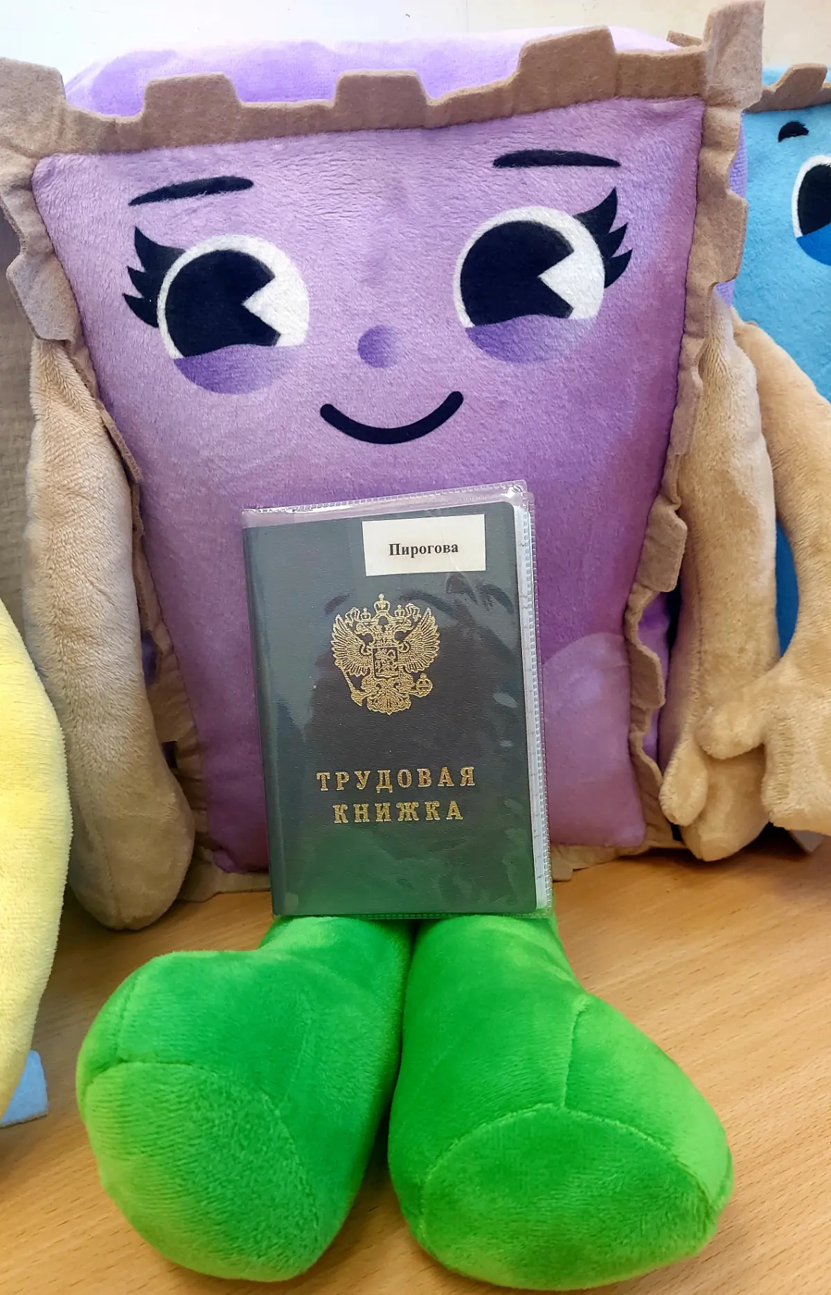 Обычно с трудовой фотографируются при увольнении, но не в этот раз😁
А вы перешли на ЭТК? | Сетка — социальная сеть от hh.ru