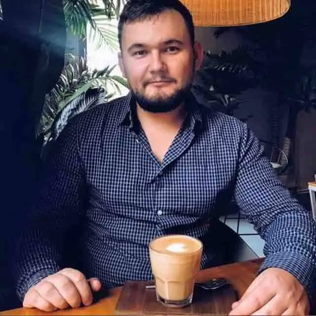 Максим Шустов