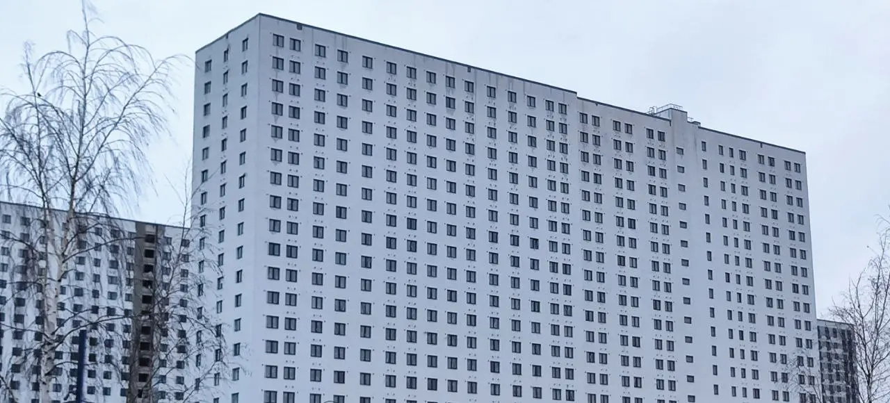 Современный облик города
Некоторые объекты современной архитектуры "поражают" своей изящностью.
Всё понятно, что жильё класса Эконом вероятно не может выглядеть как Премиум. Но не настолько же | Сетка — социальная сеть от hh.ru