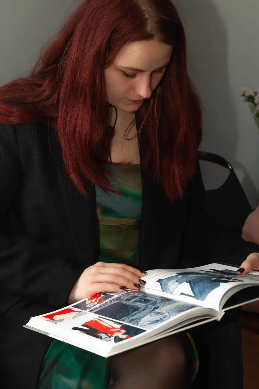 Как я переосмыслила знакомую сказку
Год назад прошла выставка по книге «Красная Шапочка Декамкром», в которой я участвовала как одна из 10 художников | Сетка — социальная сеть от hh.ru