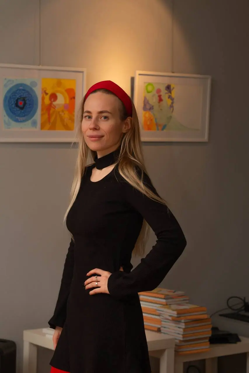 Как я переосмыслила знакомую сказку
Год назад прошла выставка по книге «Красная Шапочка Декамкром», в которой я участвовала как одна из 10 художников | Сетка — социальная сеть от hh.ru
