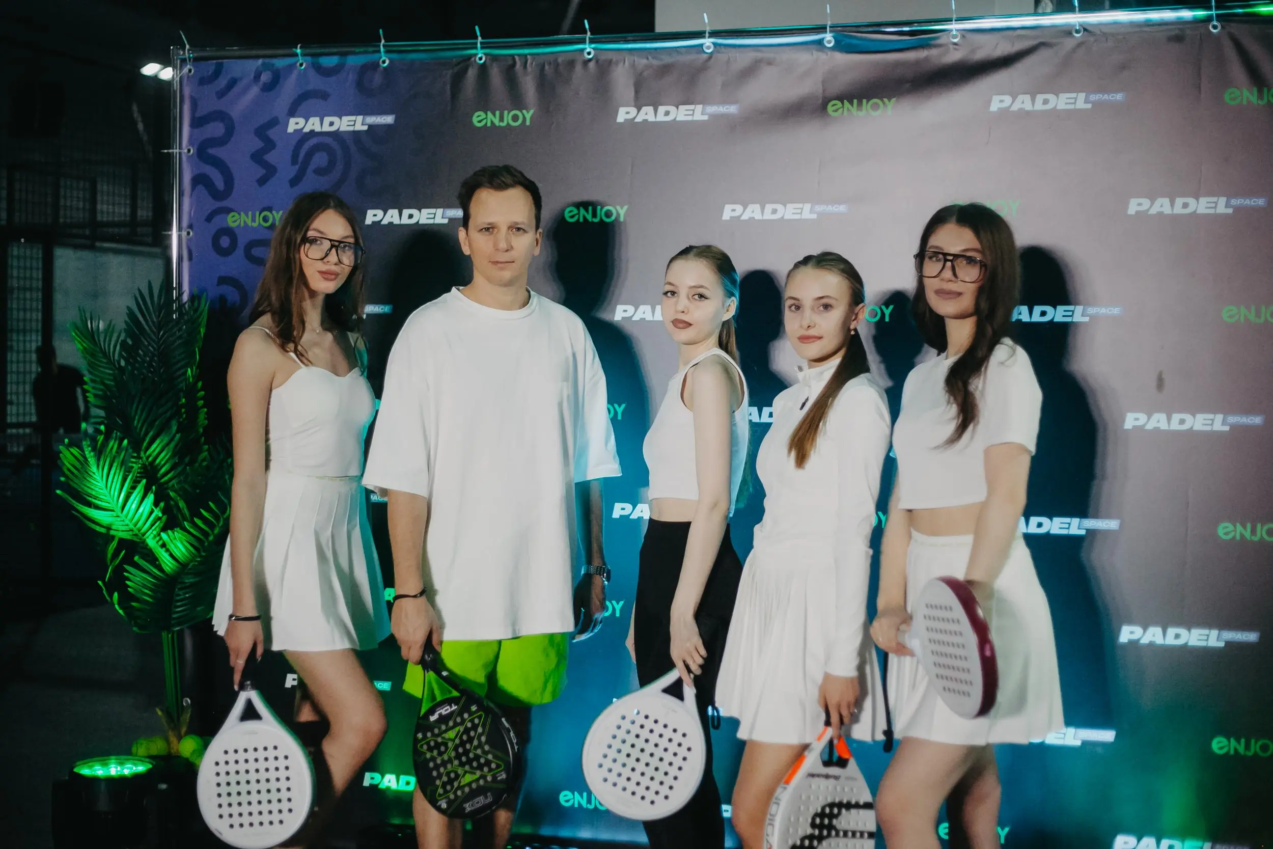 📎 Открытие клуба Enjoy Med Club в формате падела зашло идеально. Гости вышли из корта с тем самым ощущением: «ну наконец-то что-то по-настоящему живое». Энергия, скорость, драйв — всё как мы любим | Сетка — социальная сеть от hh.ru