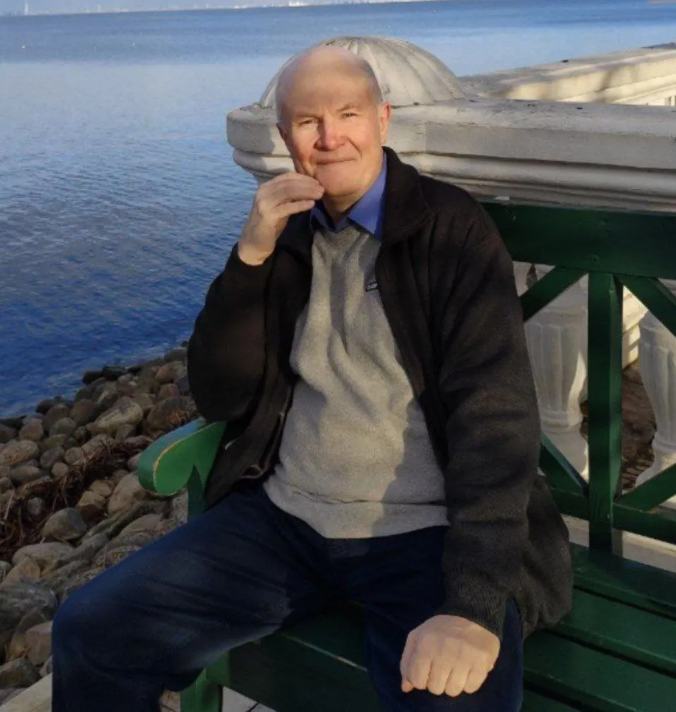 Почему люди уходят молча?   
Не после скандала. Не после фразы «Мы должны поговорить». 
А просто… исчезают. 
Будто их никогда и не было рядом | Сетка — социальная сеть от hh.ru