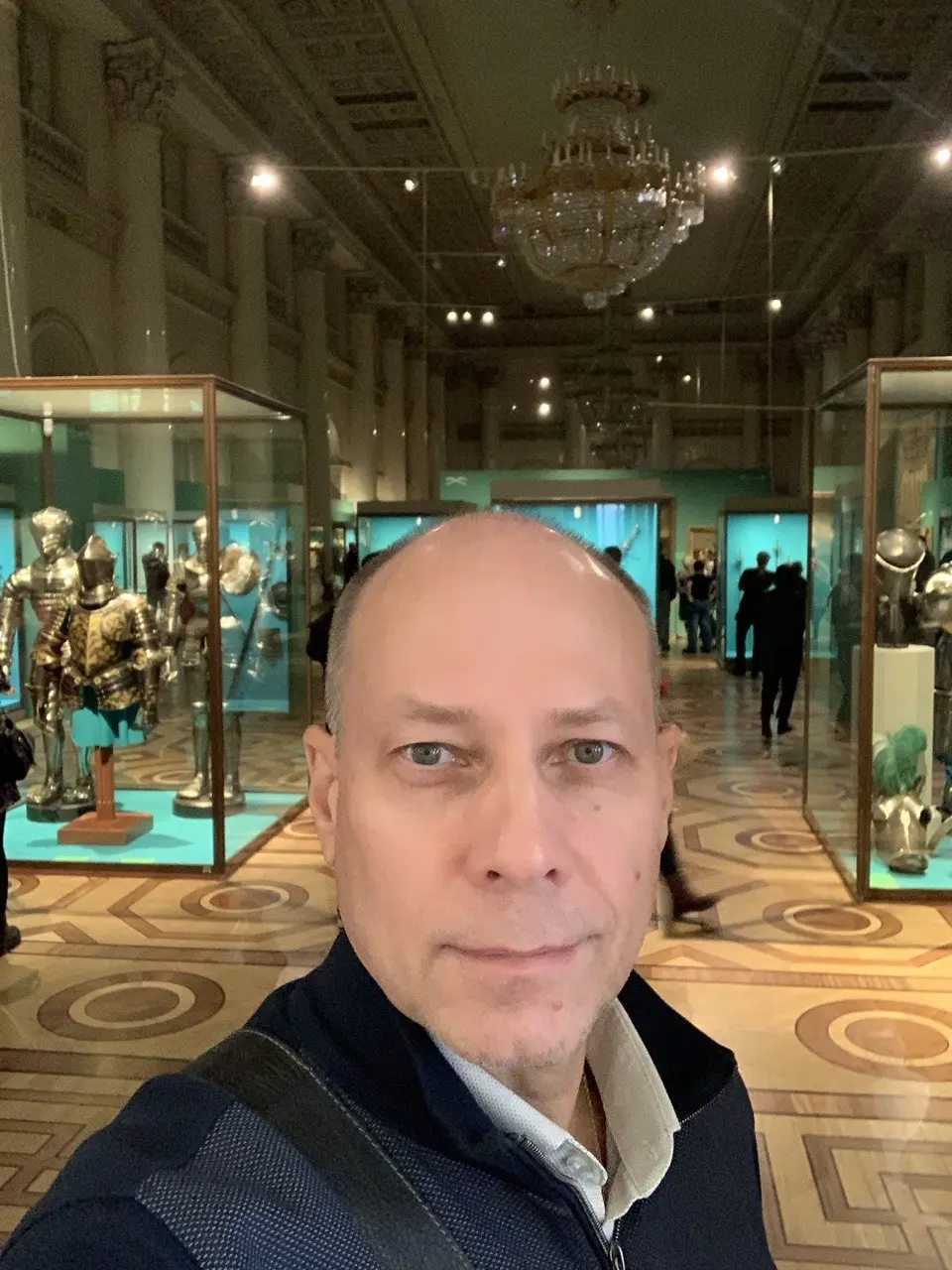 HR без эмоций: AI видит команду иначе
В одной компании HR уверял: «Команда стабильная. Все держатся, текучка низкая».
Когда мы загрузили данные в AI, он спокойно показал обратное | Сетка — социальная сеть от hh.ru