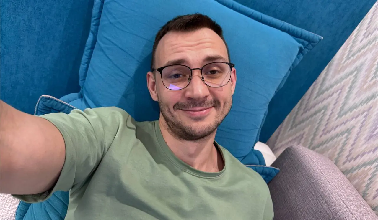 Аспирин и парацетамол 2 в 1
Итак, представим, ты таргетолог.
Ситуация номер раз
К тебе приходит клиент с интересной тематикой.
Говорит: запускаем рекламу | Сетка — социальная сеть от hh.ru