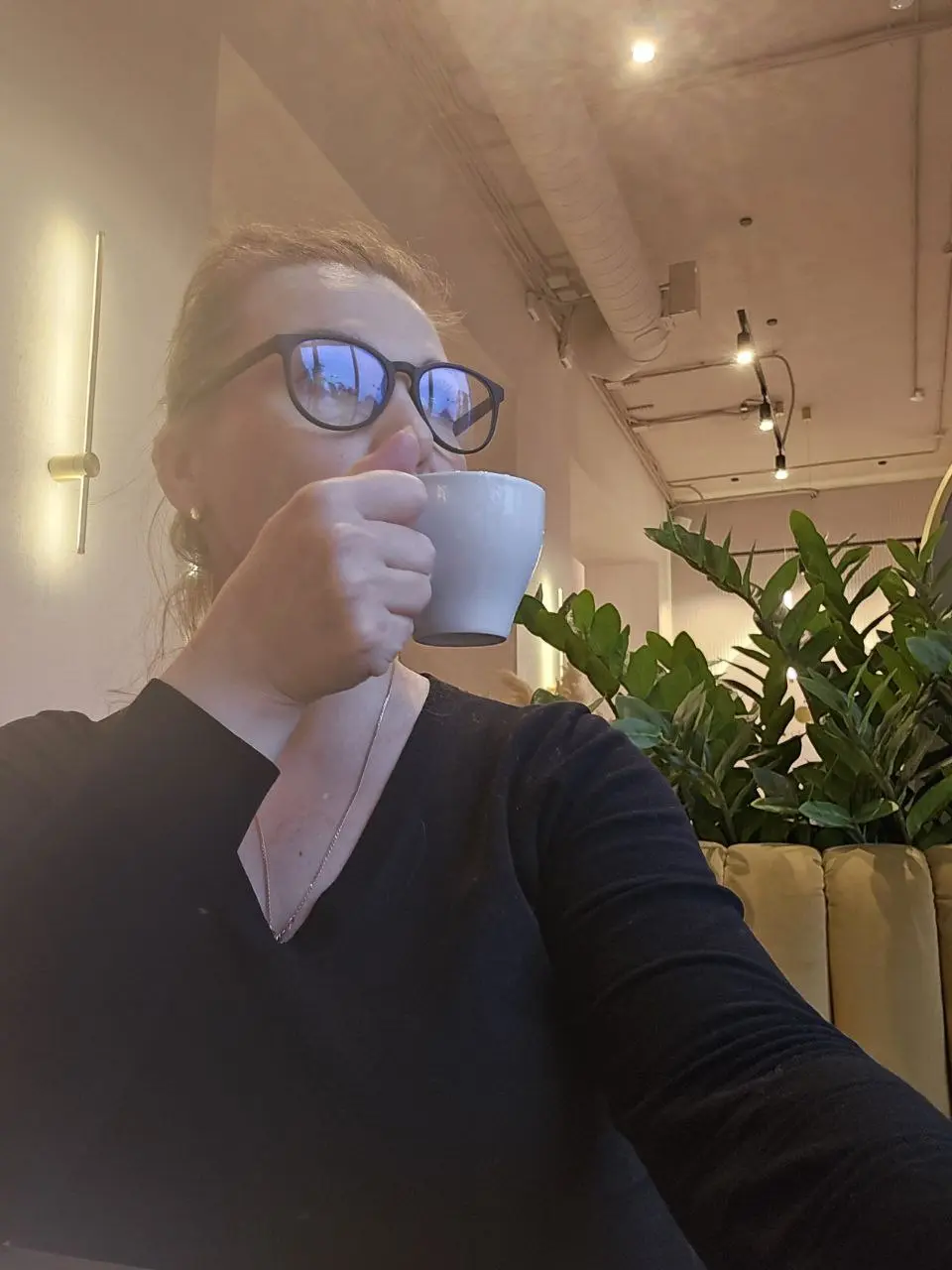 Вчера была просто премерзкая погода. 👻
В такие дни уютные кафе превращаются в место силы☕️
#жизньпсихолога #Бабинарехабе #богемнаяпсихология | Сетка — социальная сеть от hh.ru