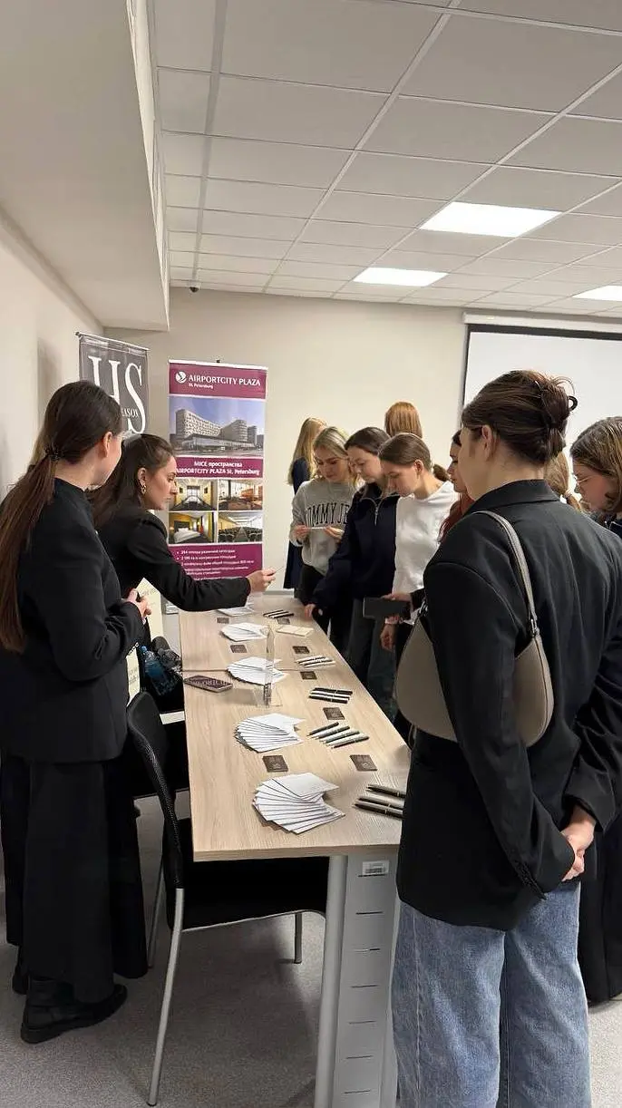 🎓 Сегодня мы снова провели в Политехе наше любимое мероприятие — карьерный форум «Точка роста G1 Software х Политех».
Собрались профессионалы с опытом и будущие отельеры | Сетка — социальная сеть от hh.ru