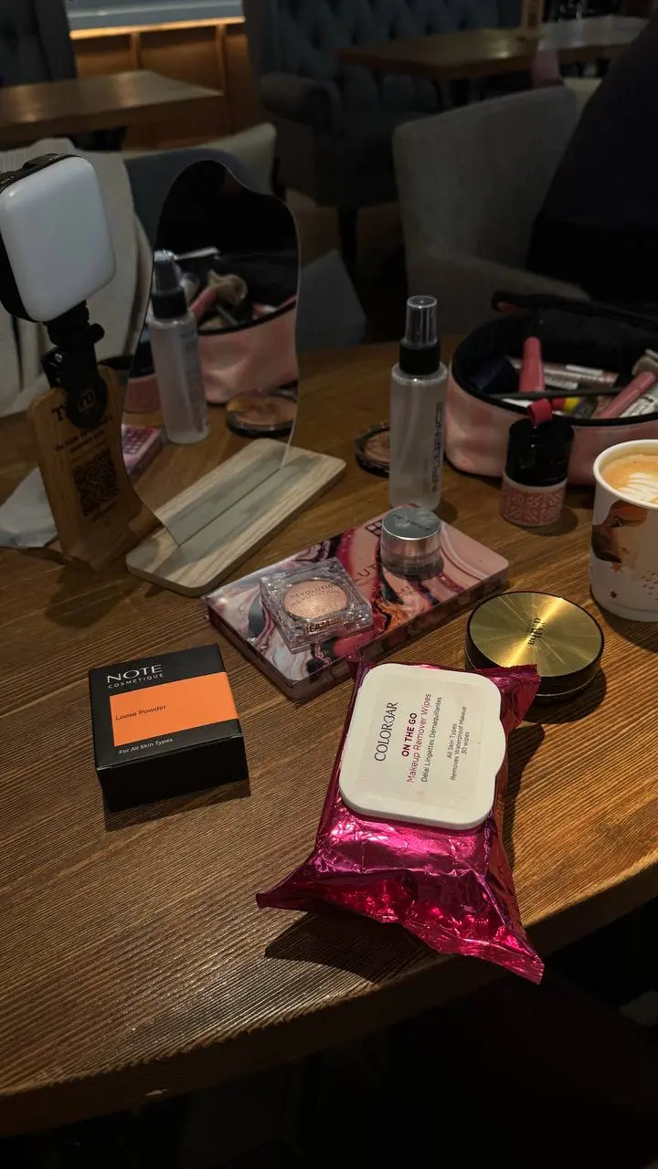 Сегодня провела офлайн урок по макияжу для себя , с подбором косметики ! 💄
Как же я люблю все эти девчачьи баночки и делать прекрасную половину человечества еще прекрасней | Сетка — социальная сеть от hh.ru