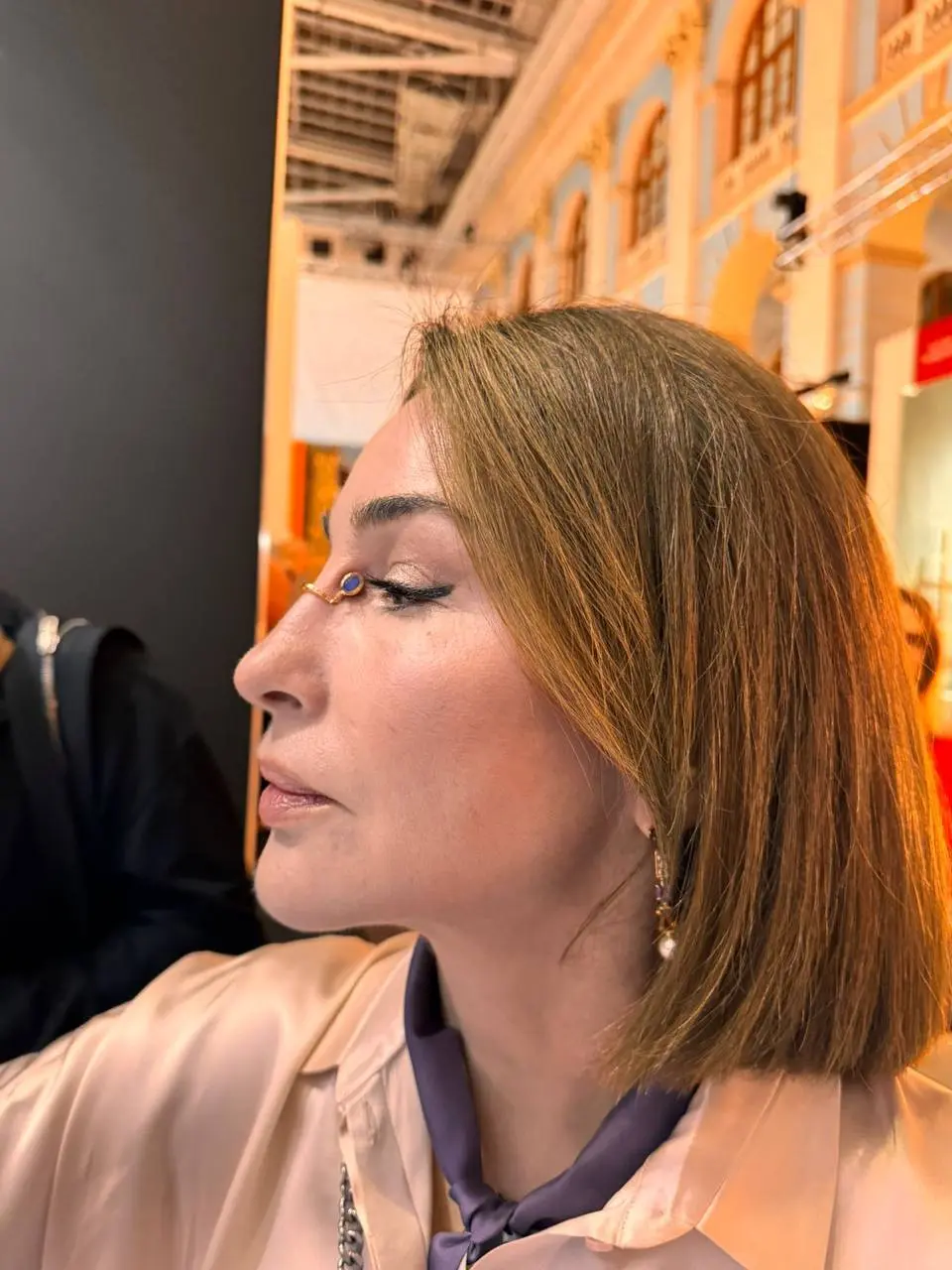Ну что ж, пришла на типа закрытый предпросмотр Антикварного Салона в Гостином дворе, откликнувшись на призыв дорогой подруги и вот этого промо.
Много людей | Сетка — социальная сеть от hh.ru