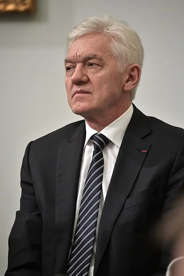 История успеха Геннадия Тимченко — российского предпринимателя и инвестора 🏭
Геннадий Тимченко начал карьеру в нефтегазовой отрасли, где быстро продемонстрировал стратегическое мышление и деловую хват... | Сетка — социальная сеть от hh.ru