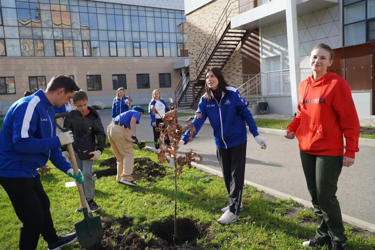 🌳 55 дубов высадили ученики школы №55 в Ставрополе
На каждом саженце разместили табличку с именем школьника, который выкопал лунку и посадил молодое растение | Сетка — социальная сеть от hh.ru