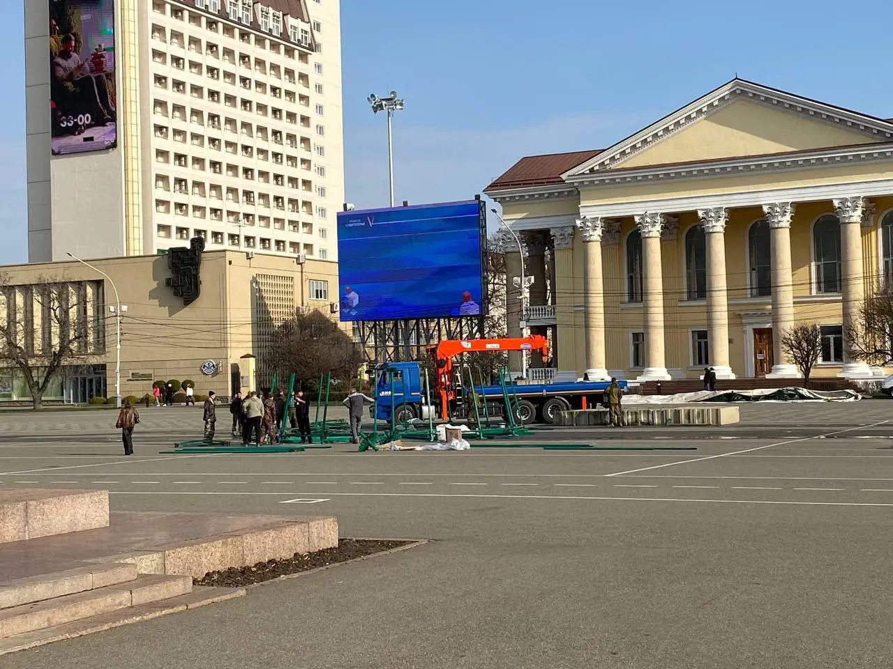 На площади Ленина приступили к установке главной елки Ставрополья
📲 Что-то на Ставропольском в MAX | Сетка — социальная сеть от hh.ru
