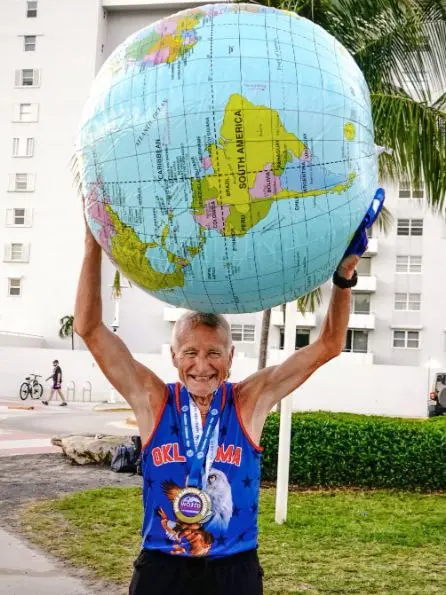 🔥82-летний Дэн Литтл пробежал 7 полумарафонов за 7 дней на The Great World Race
Американец Дэн Литтл стал самым возрастным финишёром уникальной серии The Great World Race — 7 марафонов/полумарафонов н... | Сетка — социальная сеть от hh.ru