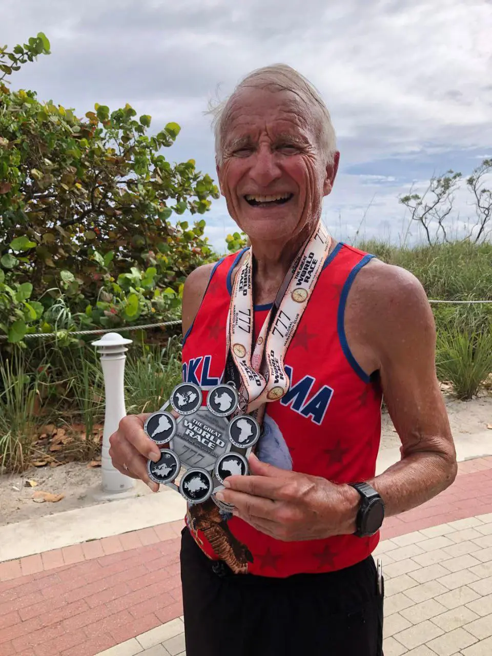 🔥82-летний Дэн Литтл пробежал 7 полумарафонов за 7 дней на The Great World Race
Американец Дэн Литтл стал самым возрастным финишёром уникальной серии The Great World Race — 7 марафонов/полумарафонов н... | Сетка — социальная сеть от hh.ru