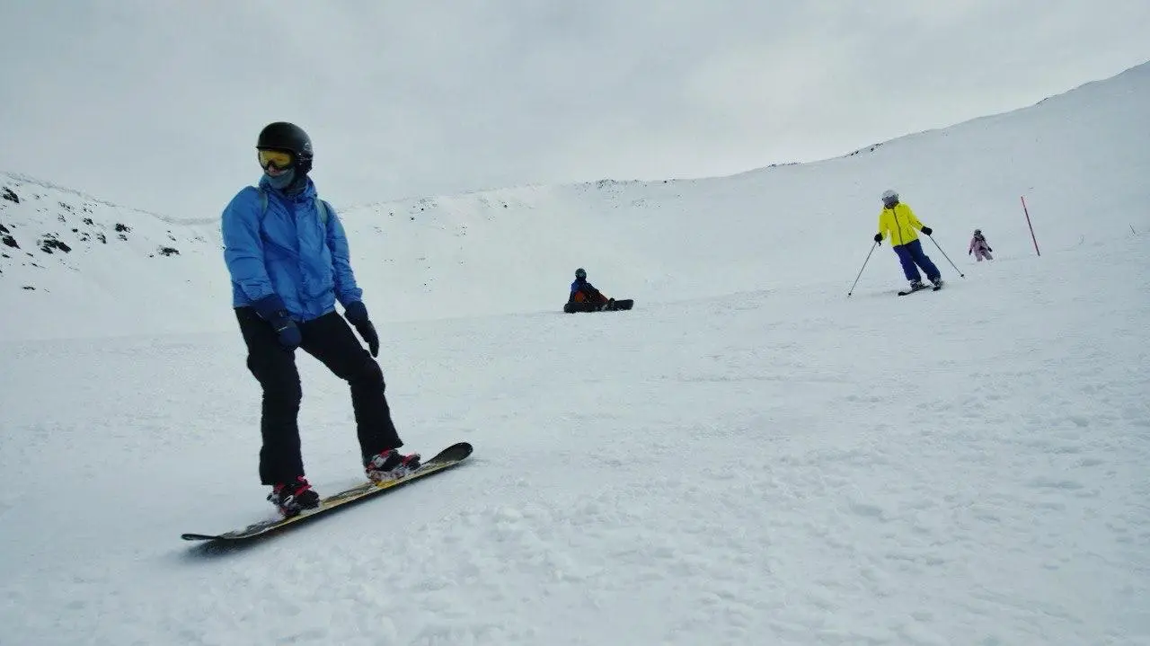 🏂 Курорт в Мурманской области? Что?
Сделаем перерыв от Азии и телепортируемся на русский Север.
Я уже расказывал про сноуборд, а теперь хочется рассказать про выезд на майские в Апатиты | Сетка — социальная сеть от hh.ru
