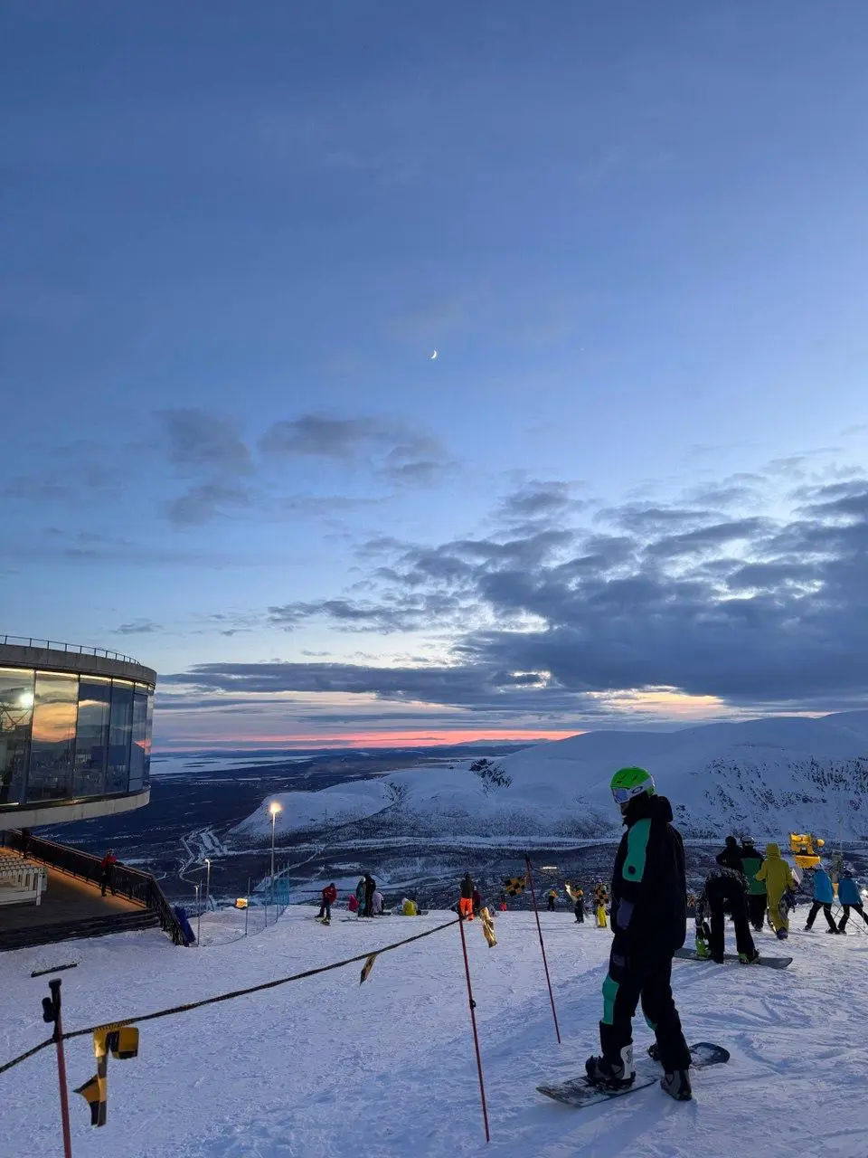 🏂 Курорт в Мурманской области? Что?
Сделаем перерыв от Азии и телепортируемся на русский Север.
Я уже расказывал про сноуборд, а теперь хочется рассказать про выезд на майские в Апатиты | Сетка — социальная сеть от hh.ru