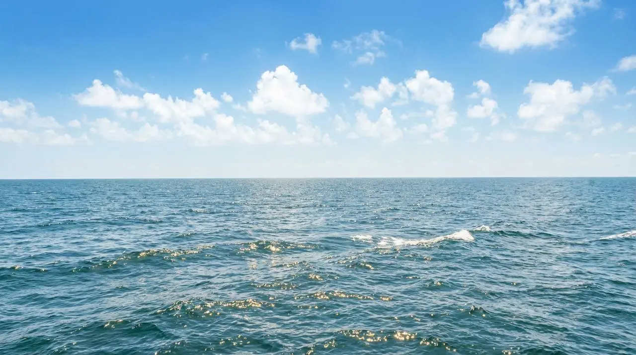 🧪 Провел #эксперимент с NanoBanana.
Посмотрим как он ориентируется на местности и знает ли историю до мельчайших деталей.
Сделал два простых промпта 👇
1️⃣ «Нарисуй изображение с координатами 41 | Сетка — социальная сеть от hh.ru