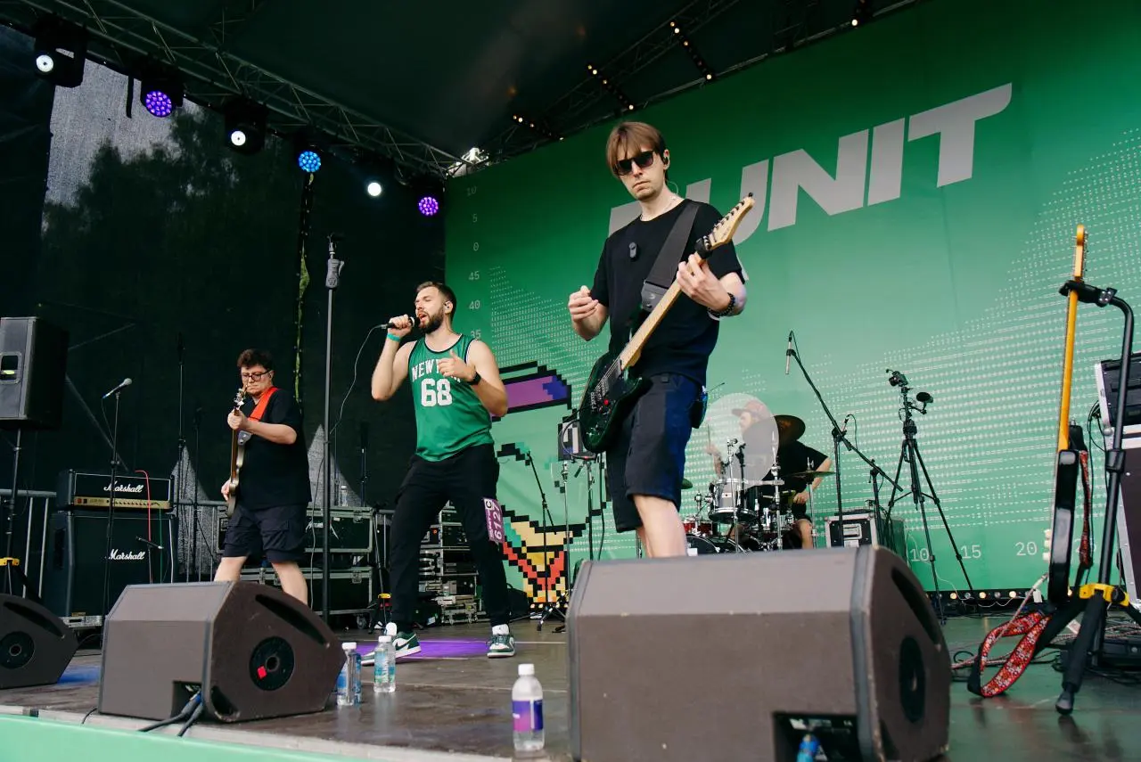 🎸 FAIR FLAP ВОЗВРАЩАЮТСЯ НА RUNIT
Этим летом на нашей сцене зажгли ребята из группы Fair Flap — и мы уже можем сказать: они возвращаются к нам в следующем году!
Днем они работают в IT, пишут код и соб... | Сетка — социальная сеть от hh.ru
