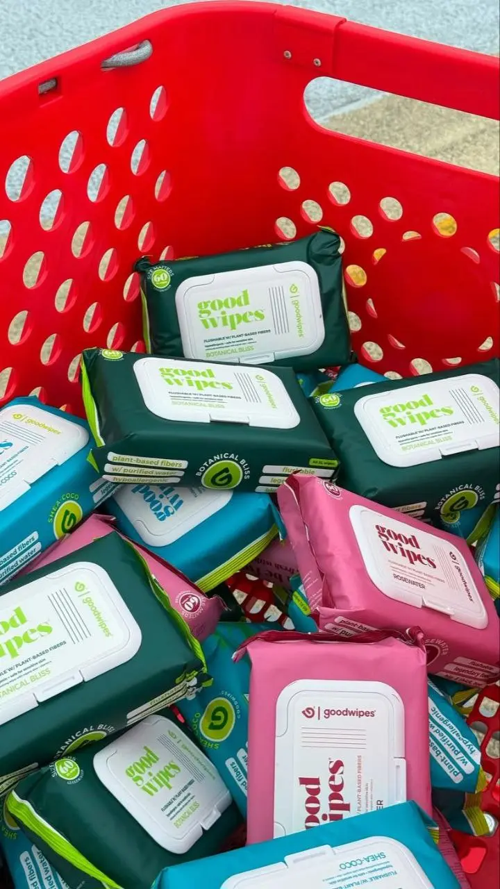 Если однажды вы подумаете, что брендинг, сторителлинг, соцсети и прочий «креатив» не для вашего продукта, вспомните, пожалуйста, эти влажные салфетки для личной гигиены | Сетка — социальная сеть от hh.ru