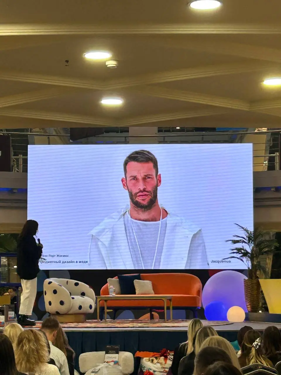 Известные дома моды рано или поздно приступают к разработкам своих собственных дизайнерских линий мебели | Сетка — социальная сеть от hh.ru