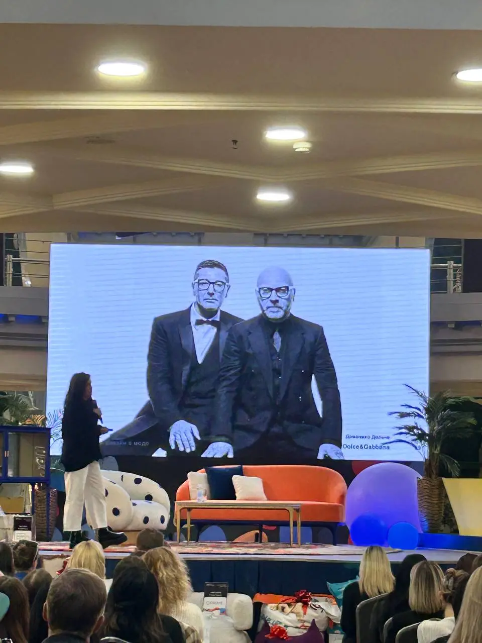 Известные дома моды рано или поздно приступают к разработкам своих собственных дизайнерских линий мебели | Сетка — социальная сеть от hh.ru