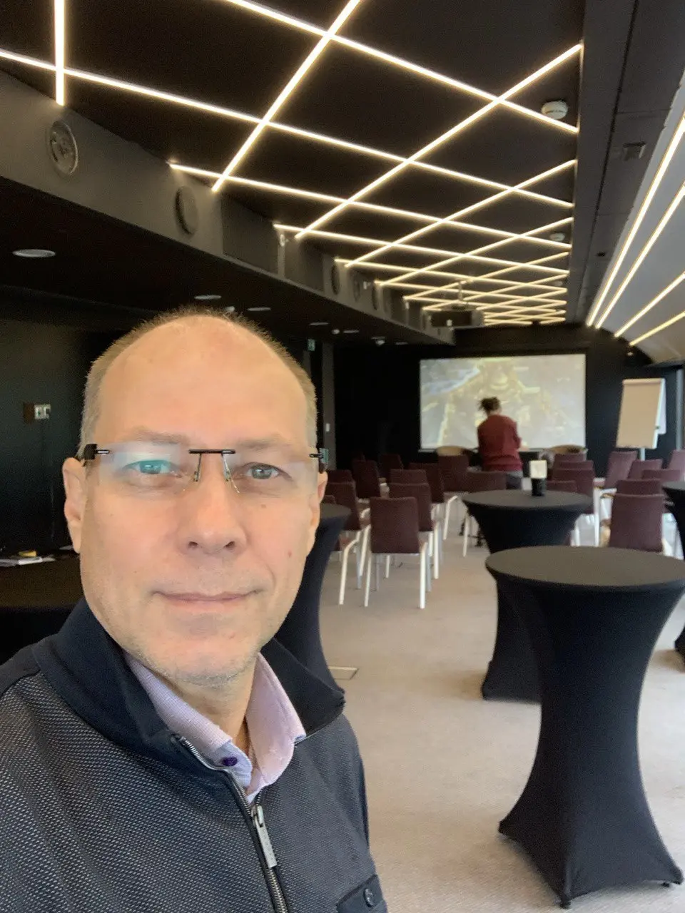 Цифровой директор по продажам: когда AI видит то, что не видит CRM
CRM показывает этапы.
AI показывает причины | Сетка — социальная сеть от hh.ru