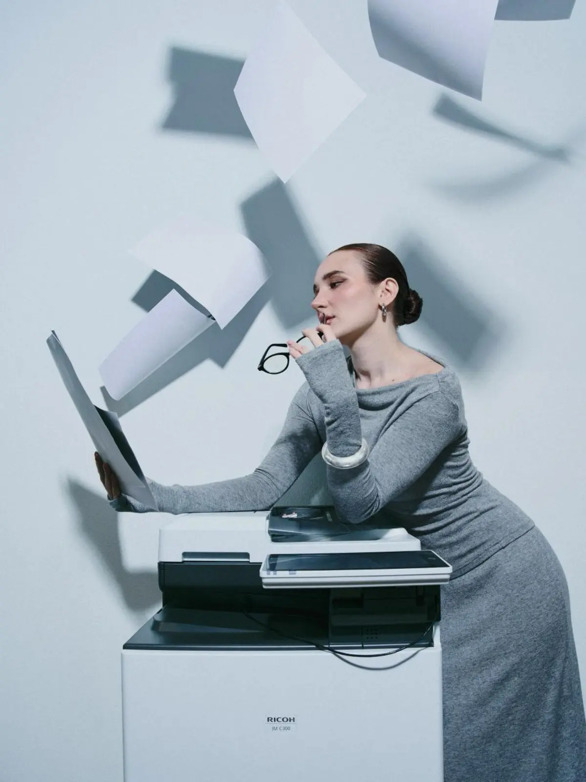 💻Office SM core = имиджевая фотосессия, которую мы устроили прямо в офисе СберМаркетинга.
Моделями стали наши сотрудники — чтобы все видели, кто стоит за масштабными проектами компании | Сетка — социальная сеть от hh.ru