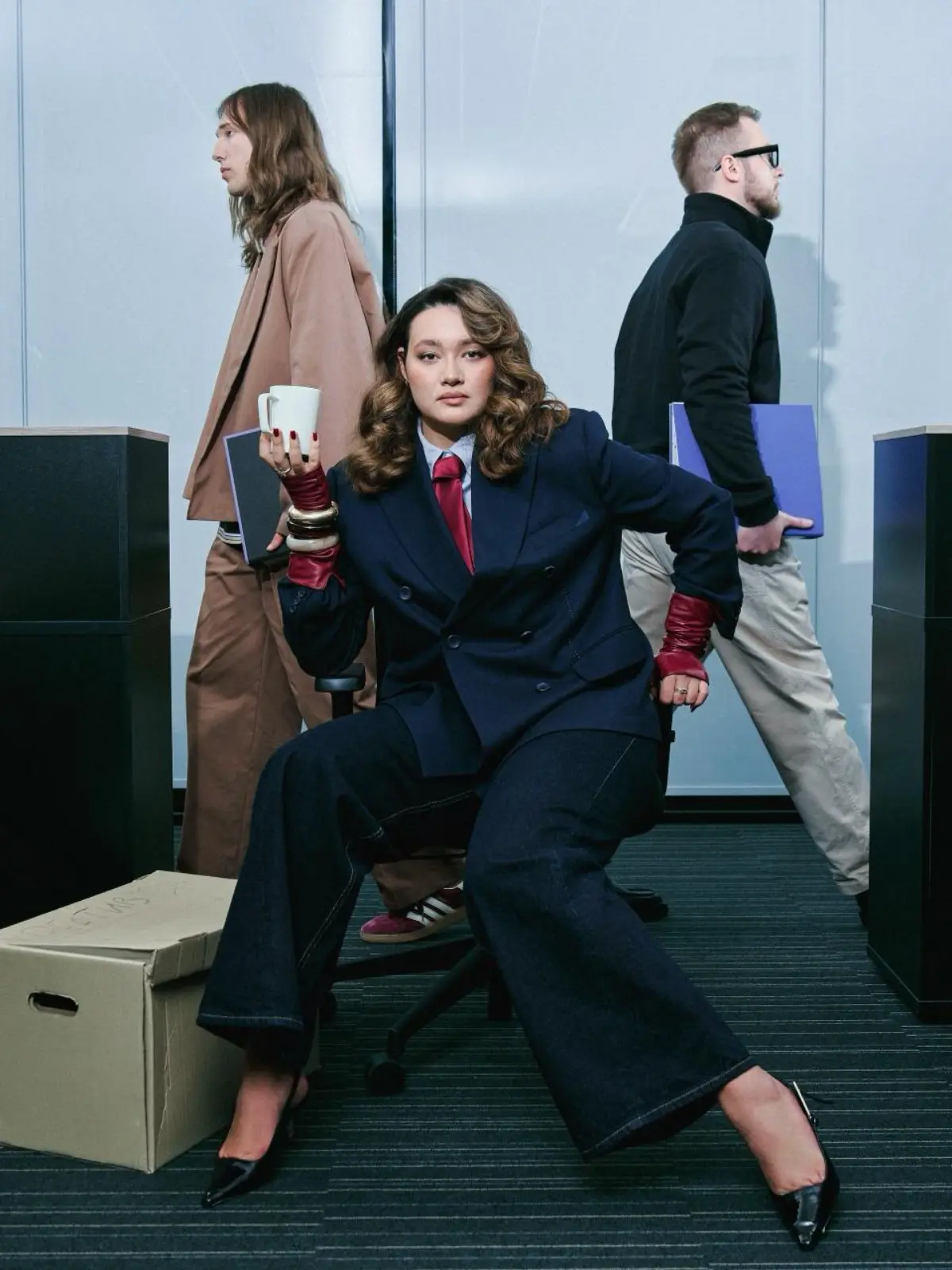 💻Office SM core = имиджевая фотосессия, которую мы устроили прямо в офисе СберМаркетинга.
Моделями стали наши сотрудники — чтобы все видели, кто стоит за масштабными проектами компании | Сетка — социальная сеть от hh.ru