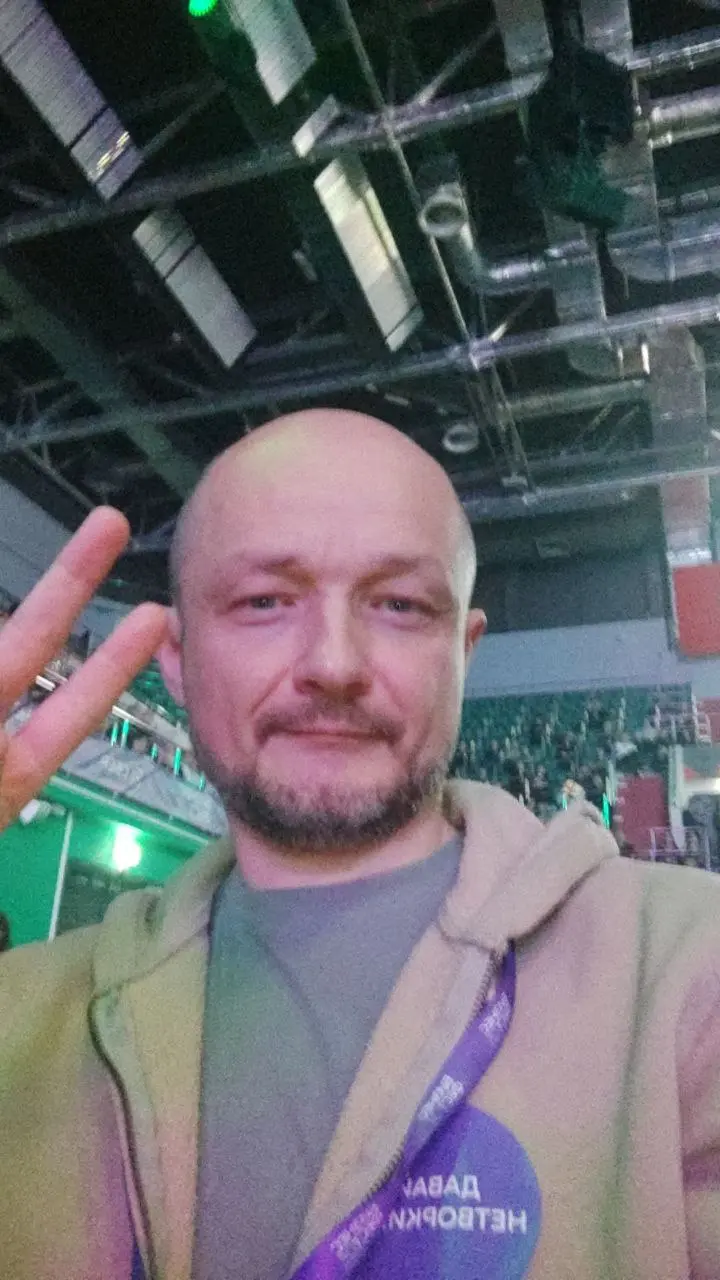 На новосибирском Сберфесте, каждый 2й человек, пострадавший от моего нетворкинга, подходит с фразой, что знает меня, но не может вспомнить, откуда.
Помогите разобраться, откуда? | Сетка — социальная сеть от hh.ru