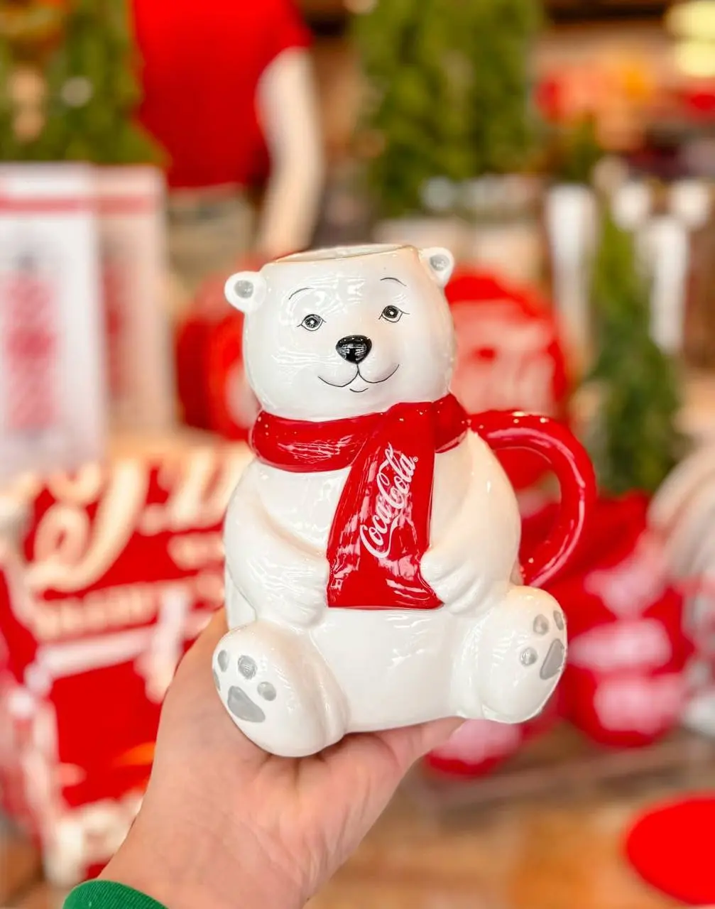 В фирменный магазин Coca Cola в Орландо завезли новогодний мерч | Сетка — социальная сеть от hh.ru