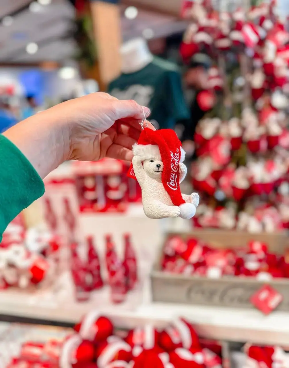 В фирменный магазин Coca Cola в Орландо завезли новогодний мерч | Сетка — социальная сеть от hh.ru