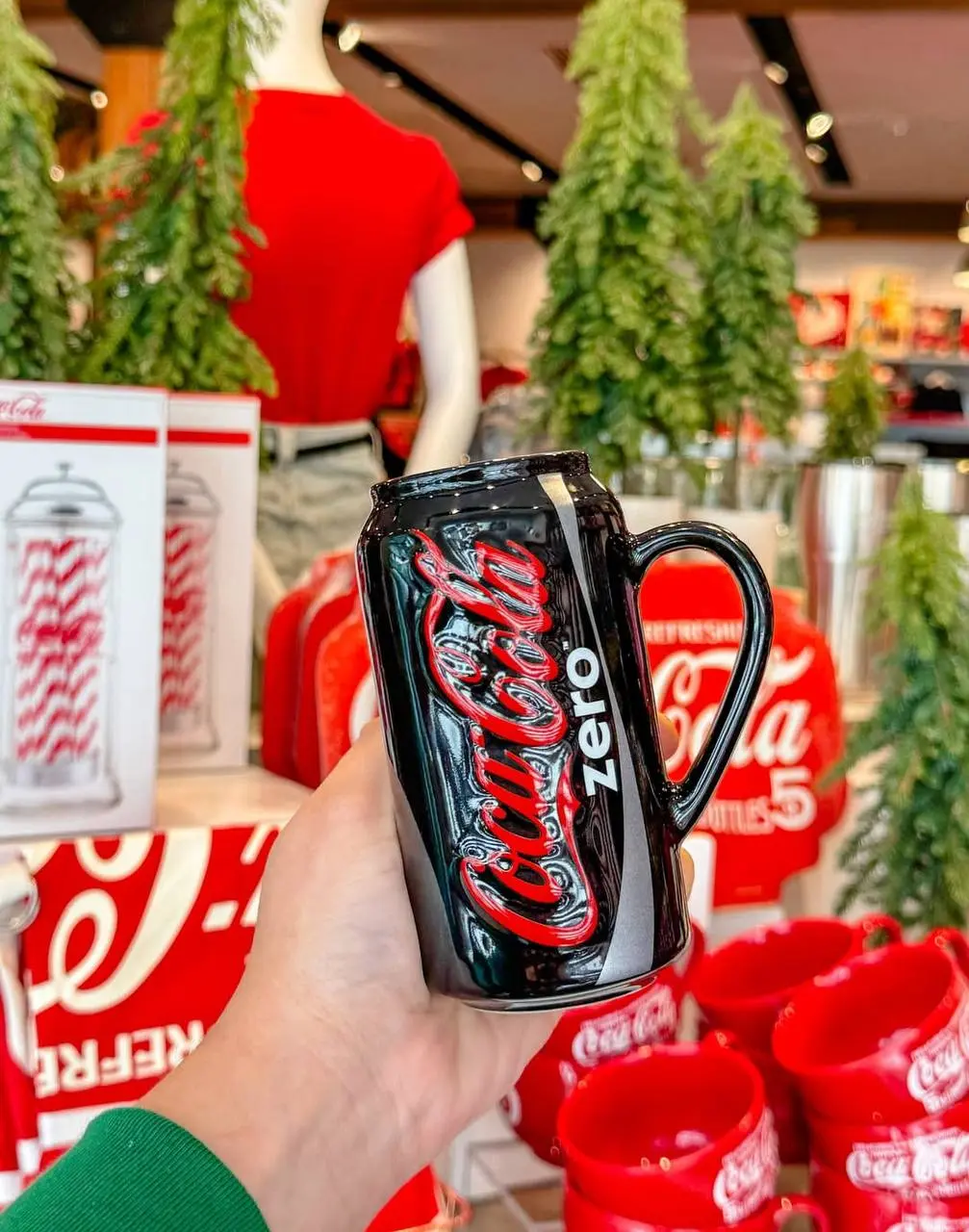 В фирменный магазин Coca Cola в Орландо завезли новогодний мерч | Сетка — социальная сеть от hh.ru