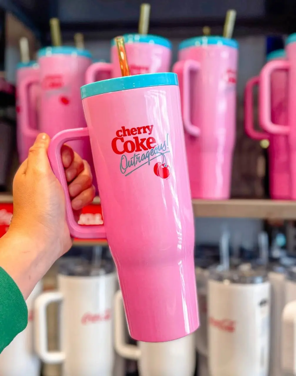 В фирменный магазин Coca Cola в Орландо завезли новогодний мерч | Сетка — социальная сеть от hh.ru