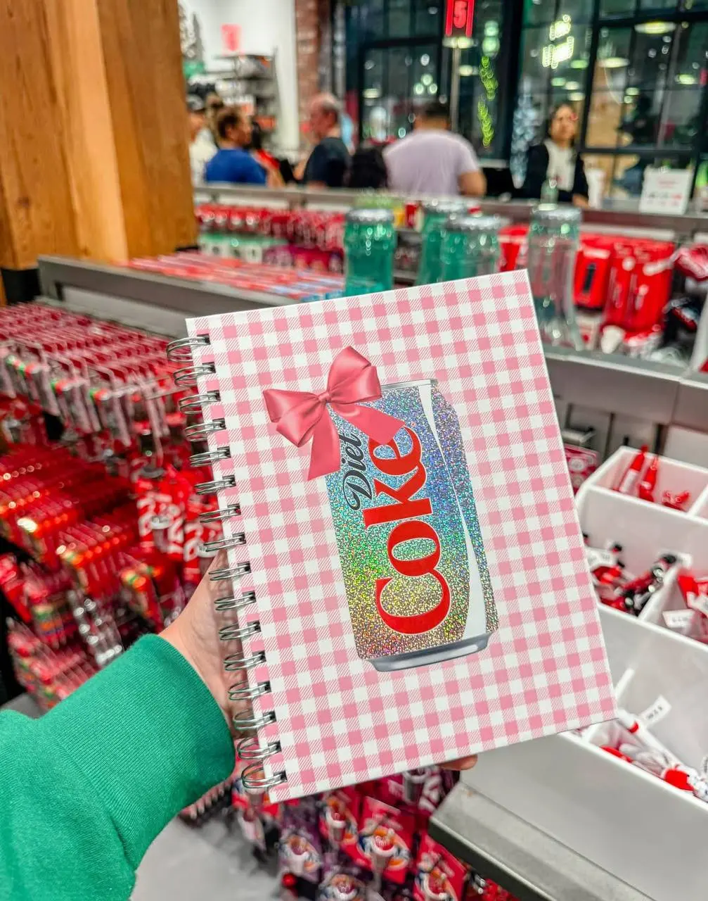 В фирменный магазин Coca Cola в Орландо завезли новогодний мерч | Сетка — социальная сеть от hh.ru