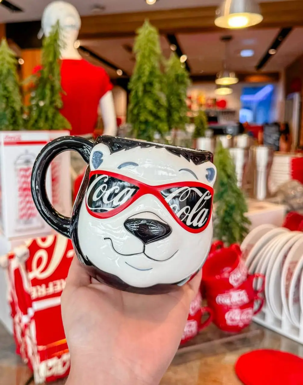 В фирменный магазин Coca Cola в Орландо завезли новогодний мерч | Сетка — социальная сеть от hh.ru