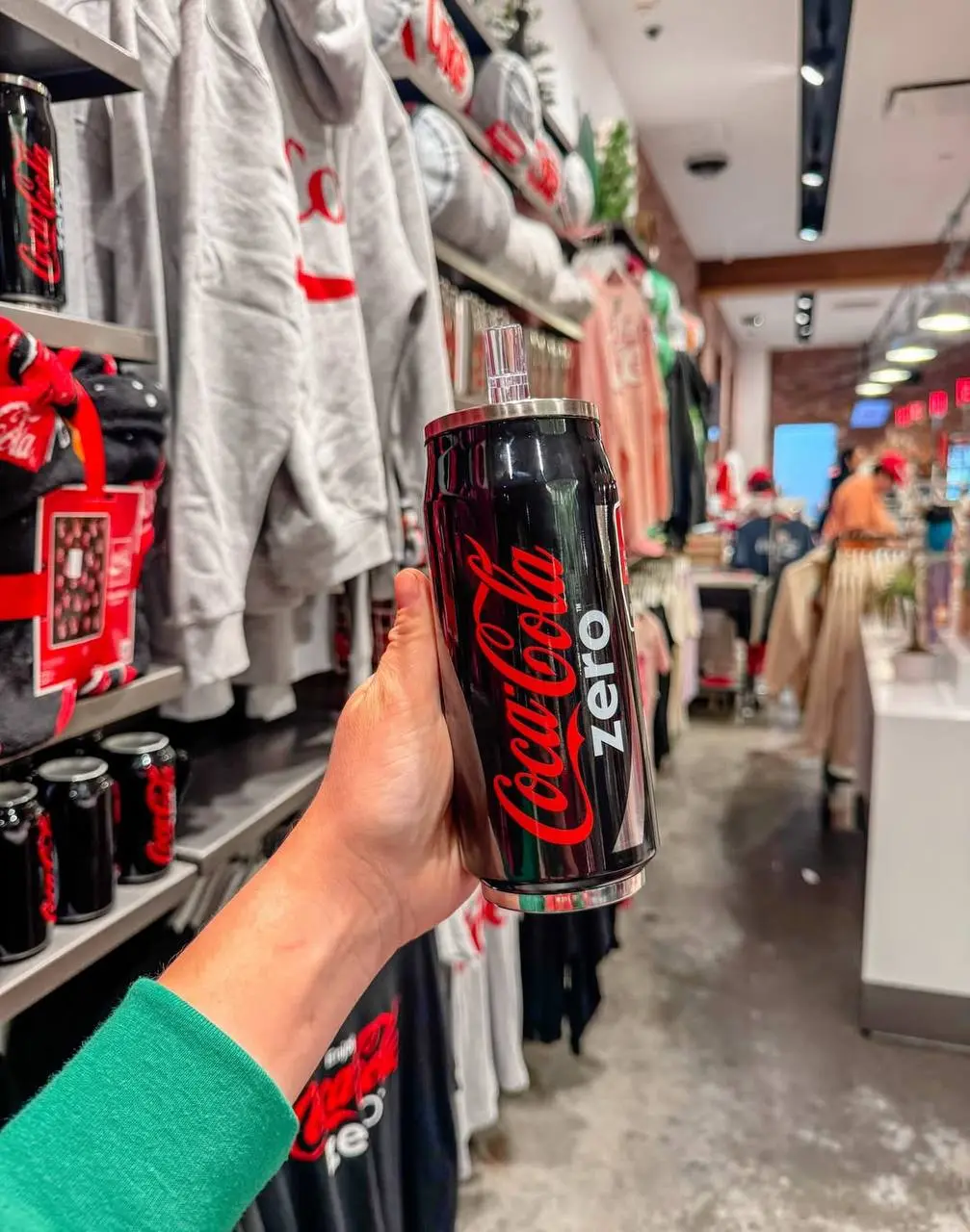 В фирменный магазин Coca Cola в Орландо завезли новогодний мерч | Сетка — социальная сеть от hh.ru