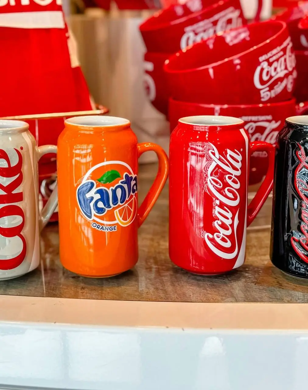 В фирменный магазин Coca Cola в Орландо завезли новогодний мерч | Сетка — социальная сеть от hh.ru