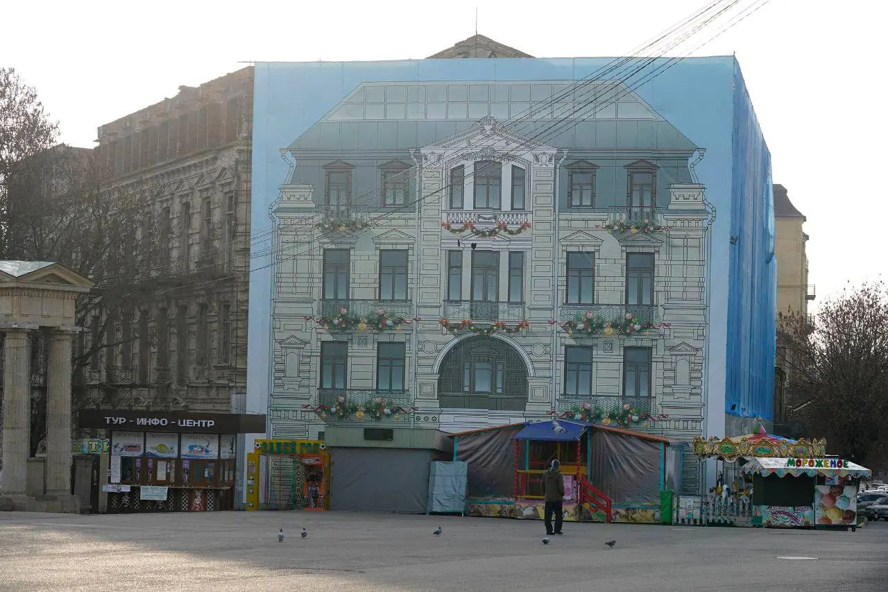 Здание гостиницы «Метрополь», Театральная площадь и улица Интернациональная — Ессентуки ждет ряд обновлений🏛
Уже обсудили проект восстановления бывшего отеля, который является архитектурной достоприме... | Сетка — социальная сеть от hh.ru