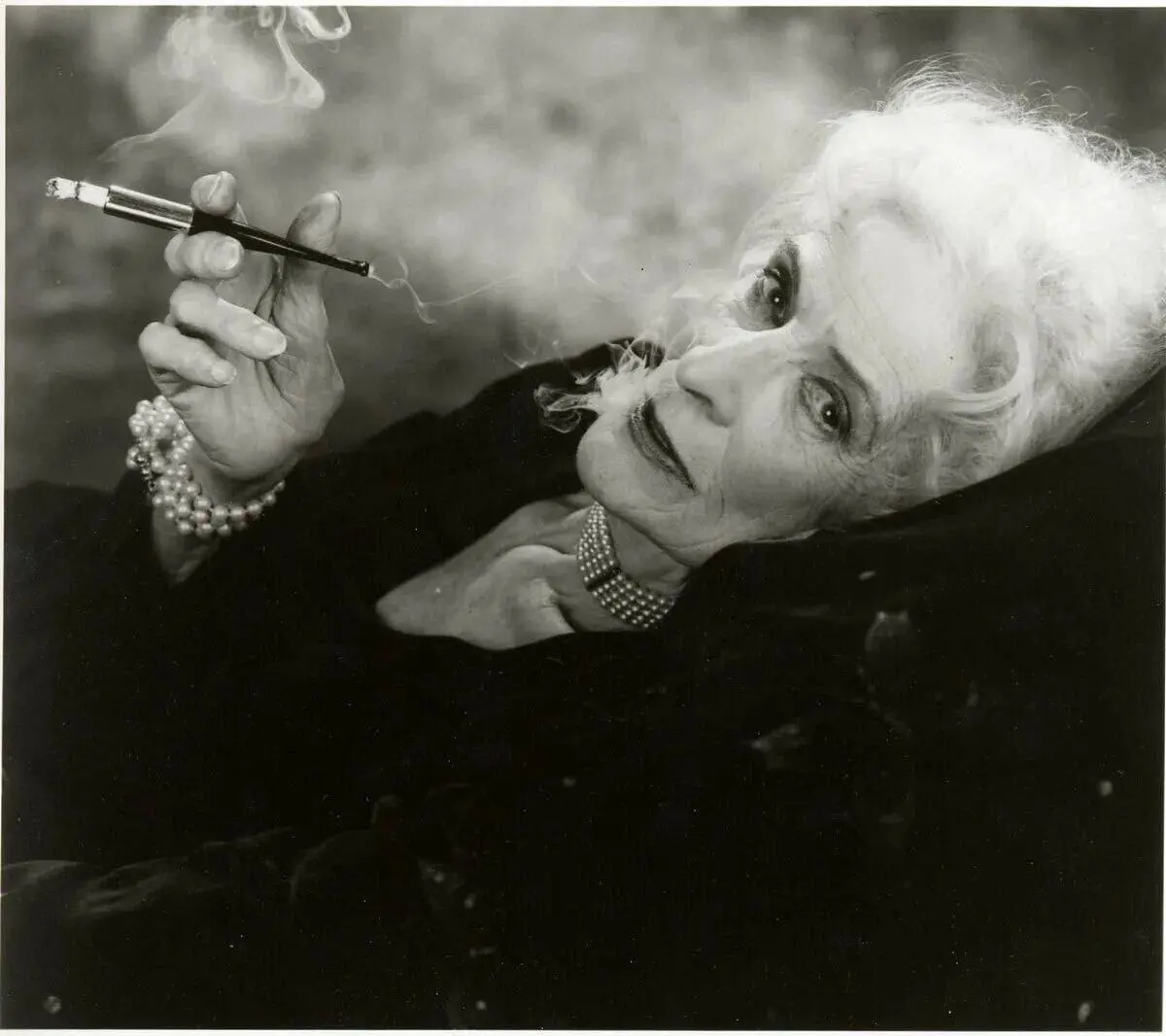 После долгой проповеди священник спросил у прихожан: готовы ли они простить своих врагов? 🤔
Около половины из них подняли руки | Сетка — социальная сеть от hh.ru