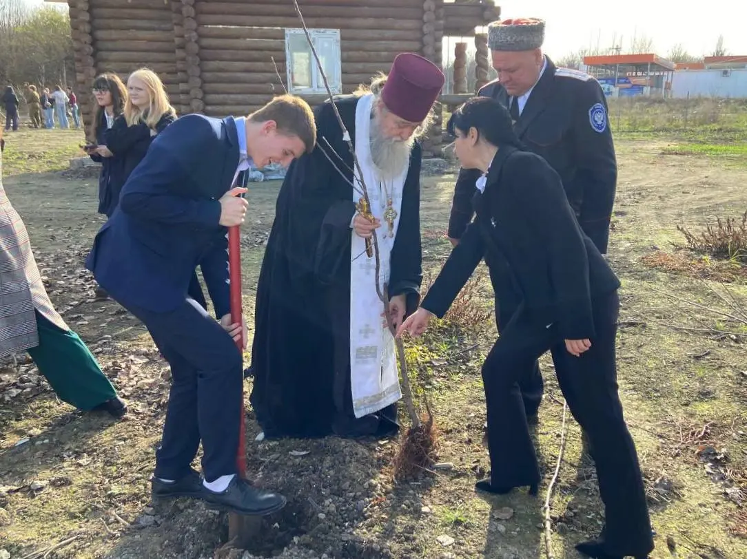 «Сад Памяти»: высадка деревьев в честь наших героев 🌿
21 ноября КРОО «Новая Жизнь» провели патриотическую акцию «Сад Памяти: Победы, Мужества, Героизма» в станице Пластуновская Краснодарского края | Сетка — социальная сеть от hh.ru
