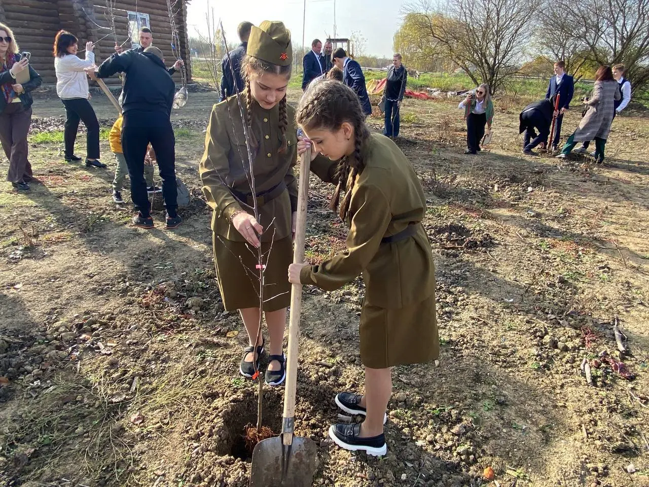 «Сад Памяти»: высадка деревьев в честь наших героев 🌿
21 ноября КРОО «Новая Жизнь» провели патриотическую акцию «Сад Памяти: Победы, Мужества, Героизма» в станице Пластуновская Краснодарского края | Сетка — социальная сеть от hh.ru