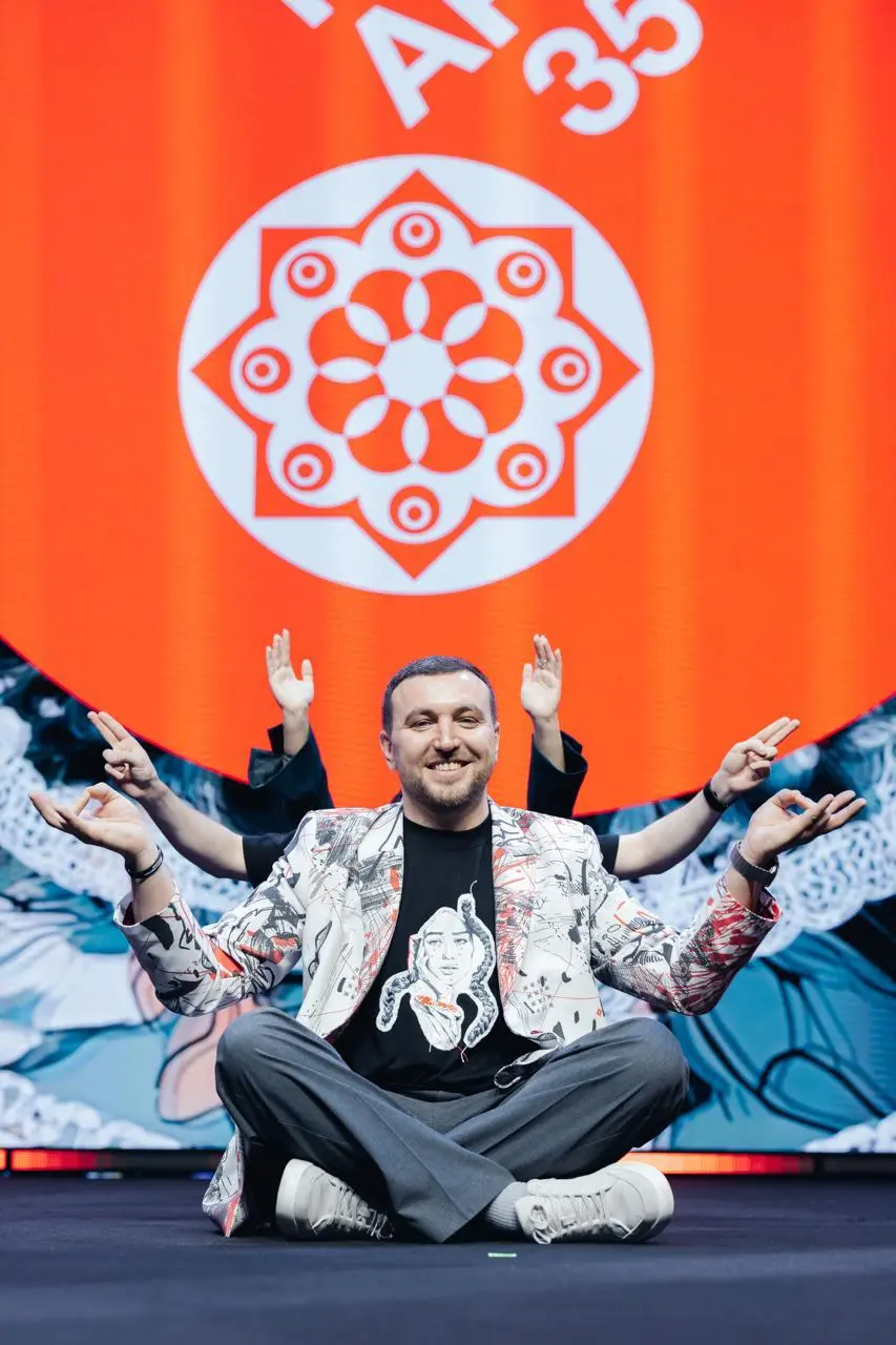 Вас сфотографировали 😁
13 ноября запомнился триумфом победителей, но ещё сильнее — улыбками, горящими глазами и аплодисментами, которые не смолкали | Сетка — социальная сеть от hh.ru