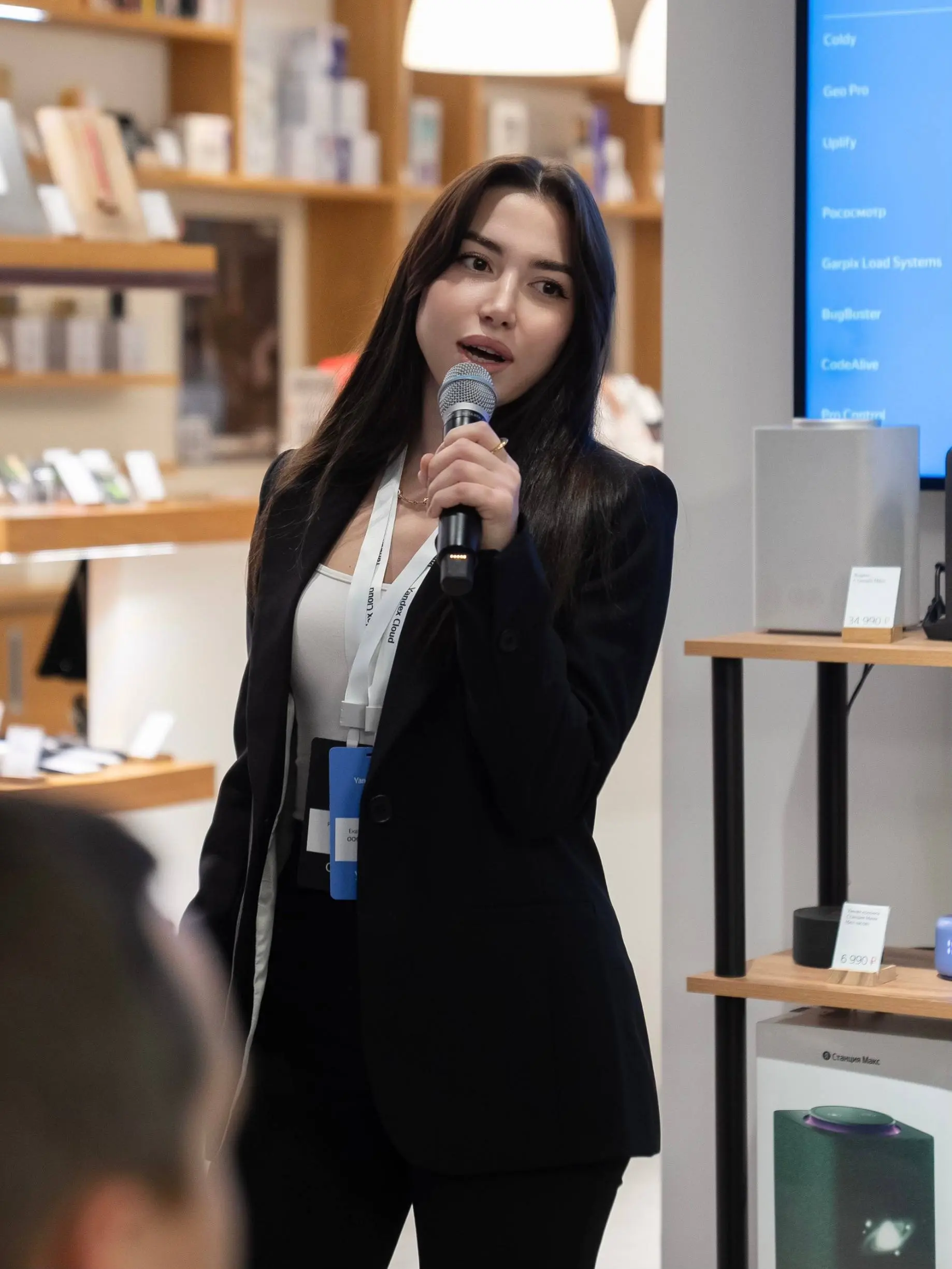 Привет, друзья!
«Катя презентует с Presentologi»
Есть на мне одно проклятье - я всегда плохо выхожу на фото, когда у меня в руках микрофон 😁 Именно по этой причине, моя презентация, как спикера, все е... | Сетка — социальная сеть от hh.ru