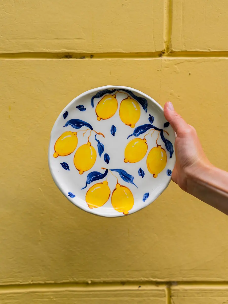 БЫТЬ БЕЛОЙ ВОРОНОЙ  
Чувствовали себя когда-нибудь «белой вороной»? Той самой, которая «не вписывается»? 🐦‍⬛  
📃 И ведь это не просто обидно | Сетка — социальная сеть от hh.ru