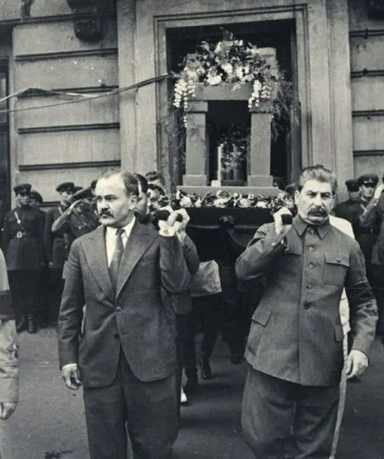В 1936 гoду Мaксим Горький позвонил И. B | Сетка — социальная сеть от hh.ru
