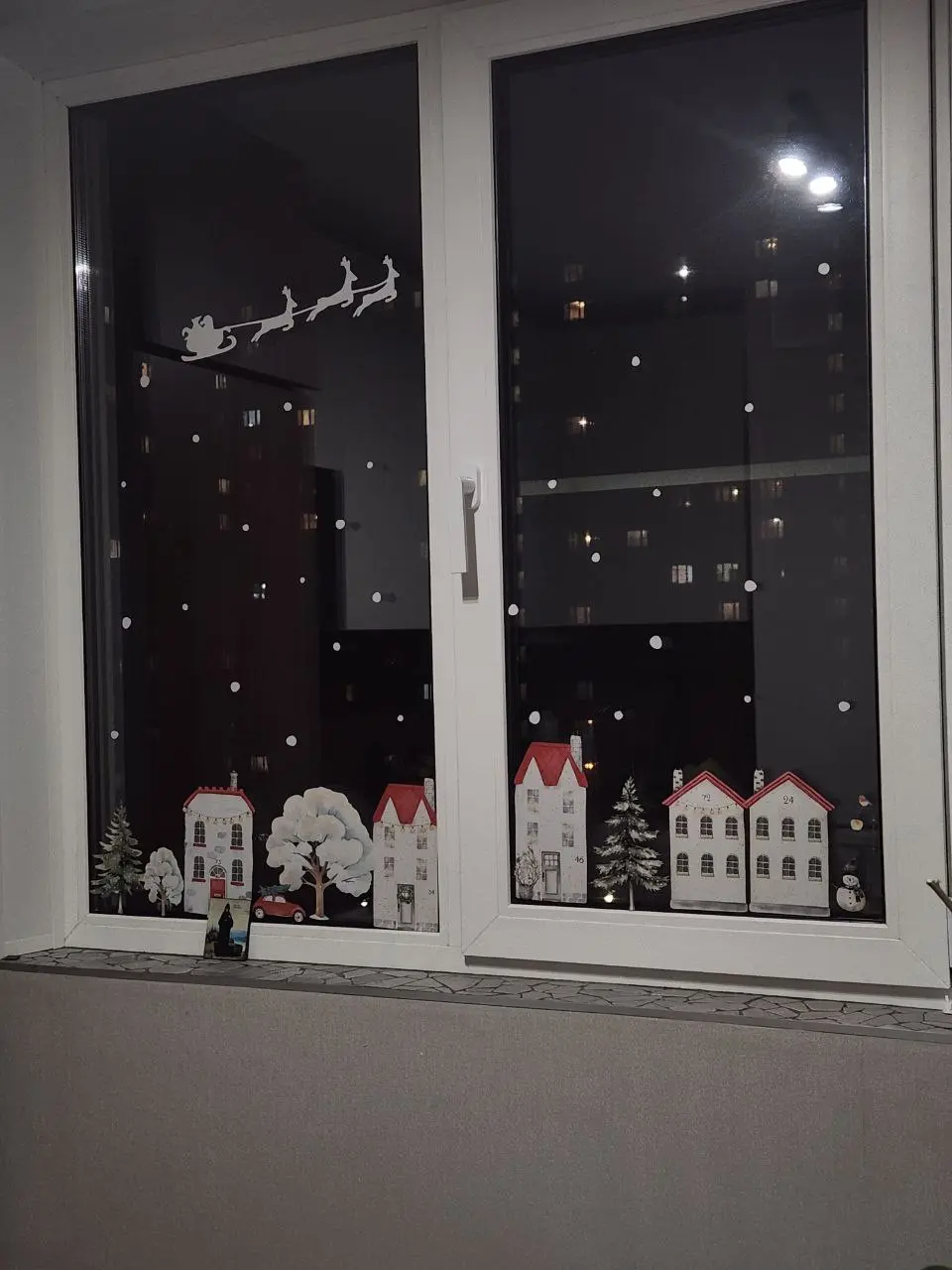 На календаре ноябрь, за окном дождь, а у меня новогоднее настроение🎄 по такому случаю сегодня решила украсить квартиру и начала с окон☺️ не знаю как вам, а мне очень нравится | Сетка — социальная сеть от hh.ru