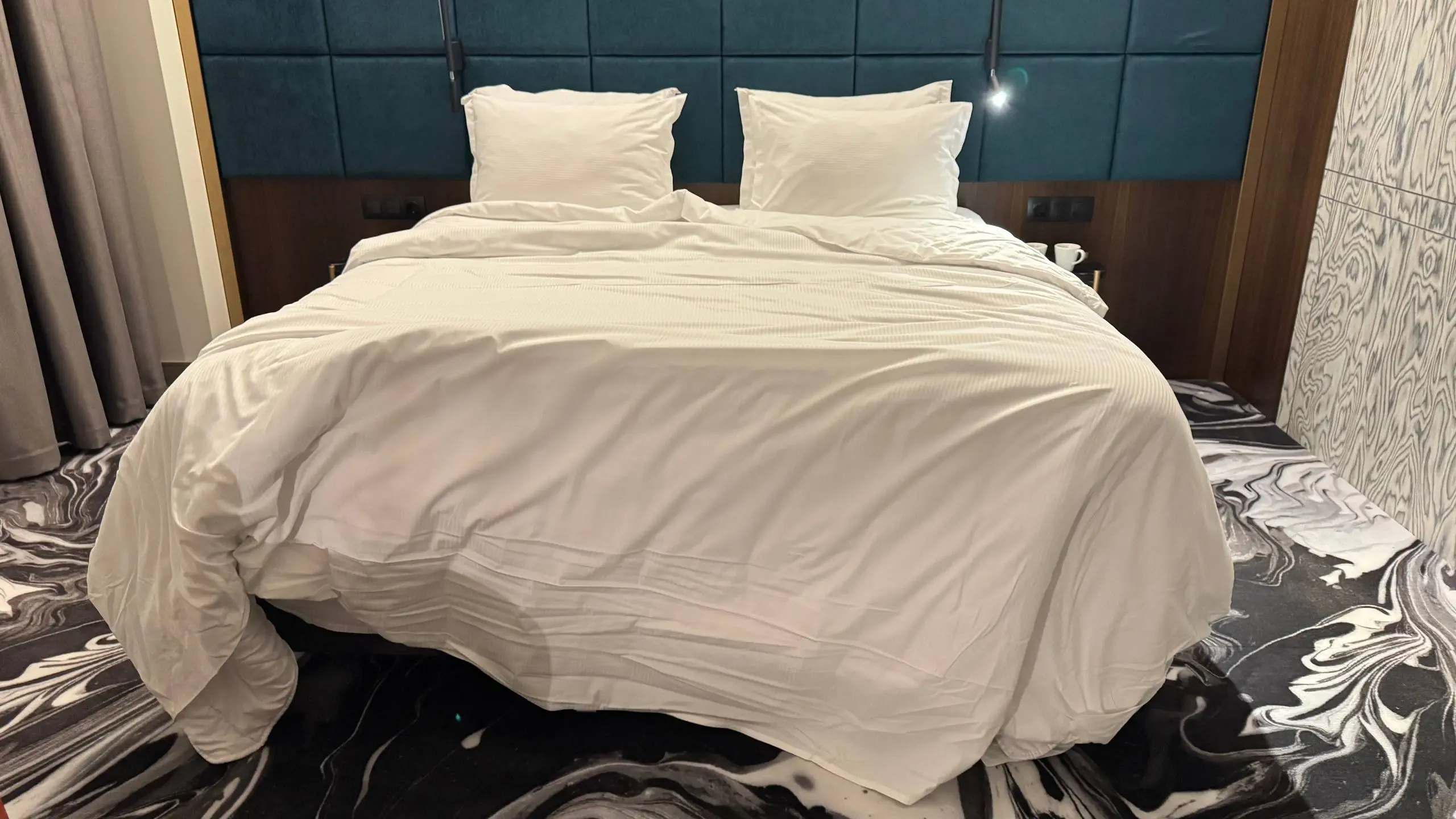 Первым делом в собственном отеле запрещу заправлять одеяло под матрас, и поставлю задачу R&D отделу придумать, как придавать кровати puffy вид без этой ужасной традиции | Сетка — социальная сеть от hh.ru