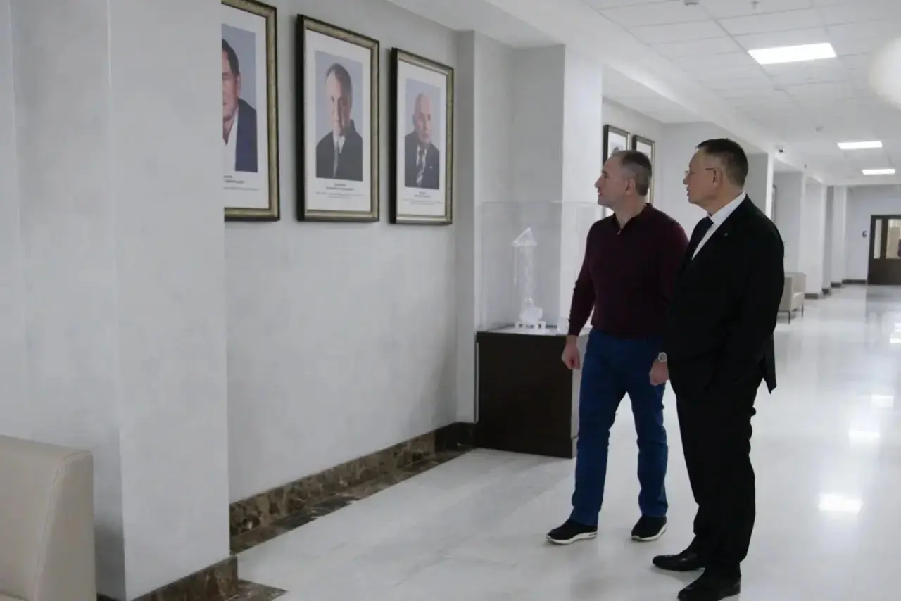 В Минстрое России состоялась рабочая встреча Министра строительства и ЖКХ РФ Ирека Файзуллина и заместителя директора Федеральной службы по военно-техническому сотрудничеству Михаила Бабича
➡ Обсудили... | Сетка — социальная сеть от hh.ru