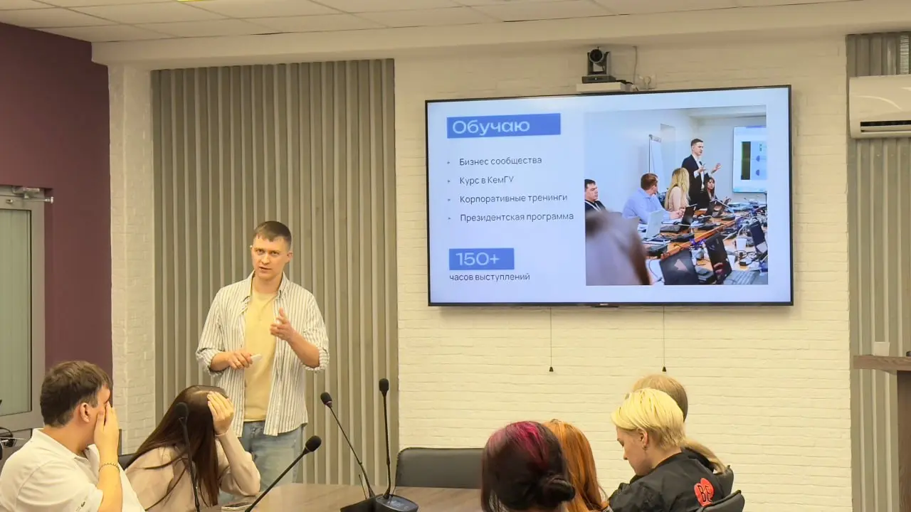 Судьба это или нет?
В мае 2023 года я по телефону дозванивался до "Сибирского колледжа сервиса и технологий", чтобы взять живого дизайнера на практику. Дефицит общения - побочка онлайн работы | Сетка — социальная сеть от hh.ru